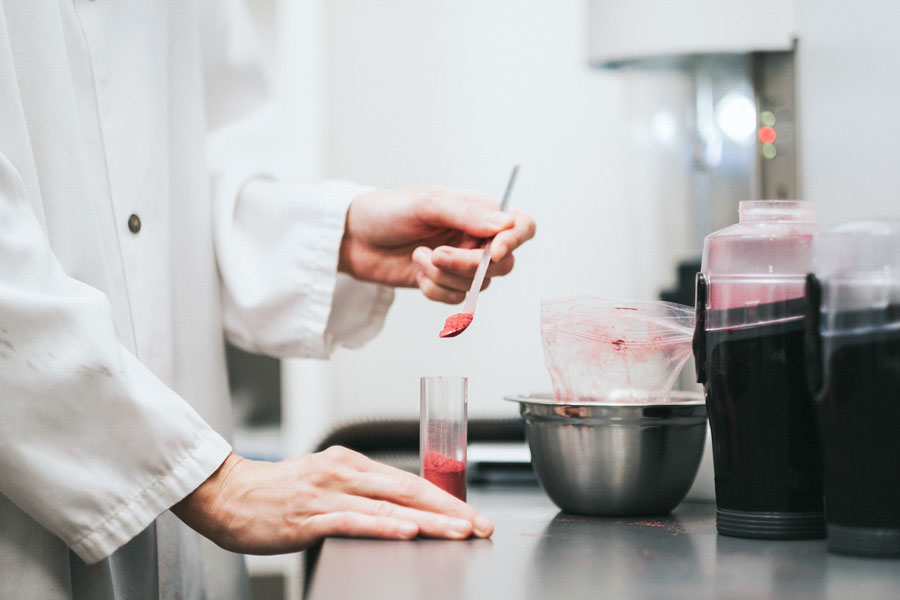 manipulation de poudre de canneberge en laboratoire