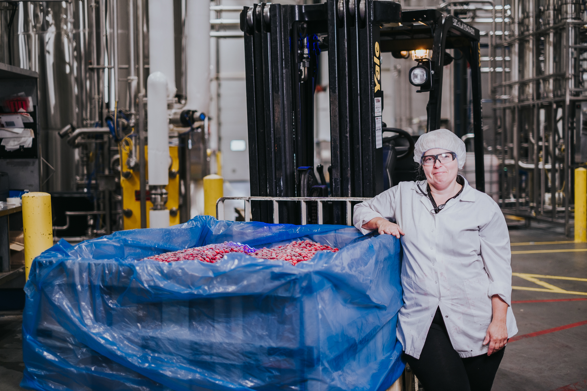 Un employé de production chez Fruit d'Or.