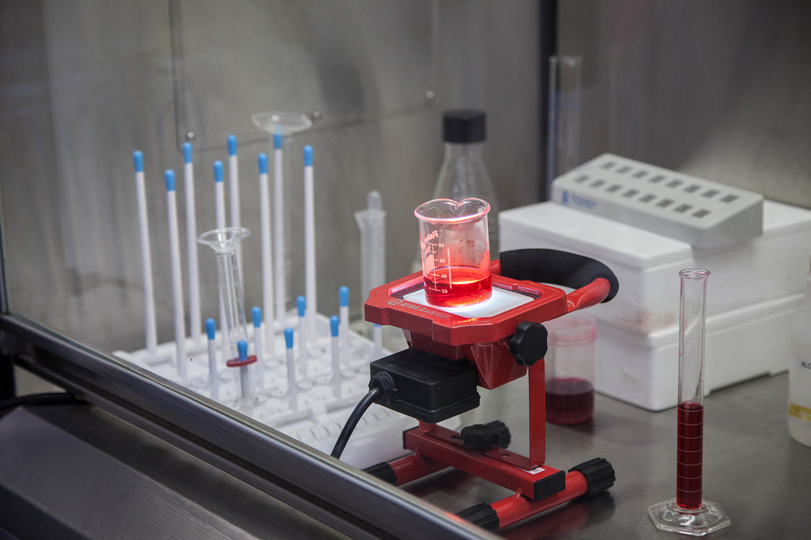 Échantillon de concentré de jus de canneberges sous analyse